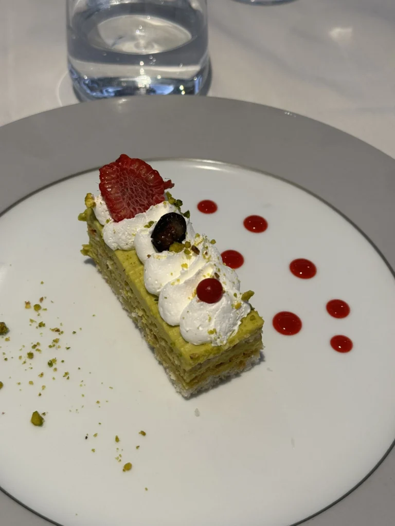 pastel de pistacho para pasajeros del yatch club en ms