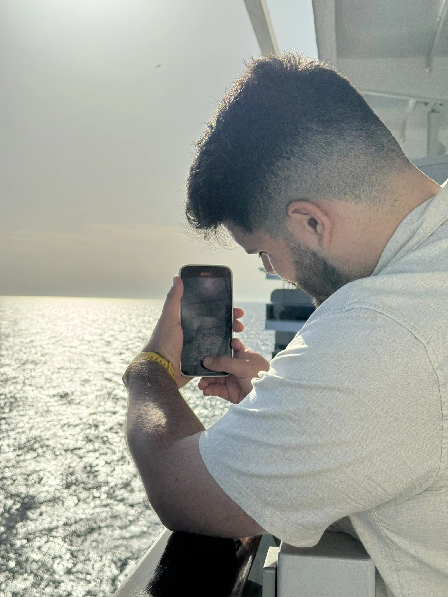 chico haciendo una foto al oceano desde un barco msc