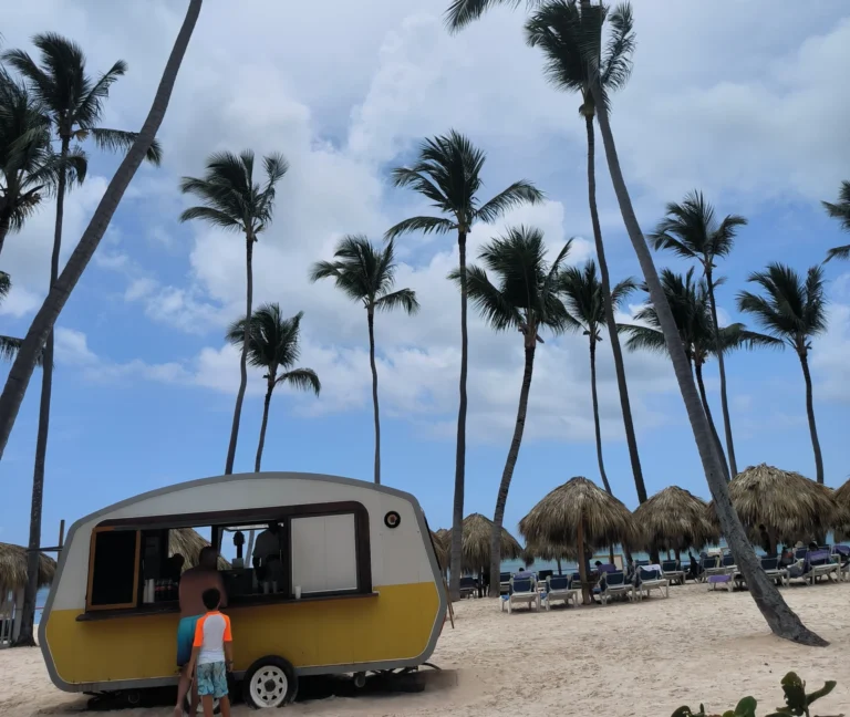 puesto de comida en la playa de punta cana