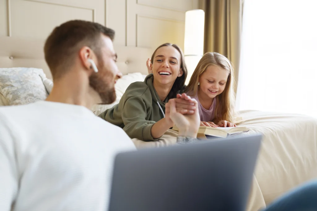 familia feliz en un hotel de la cadena Barcelo