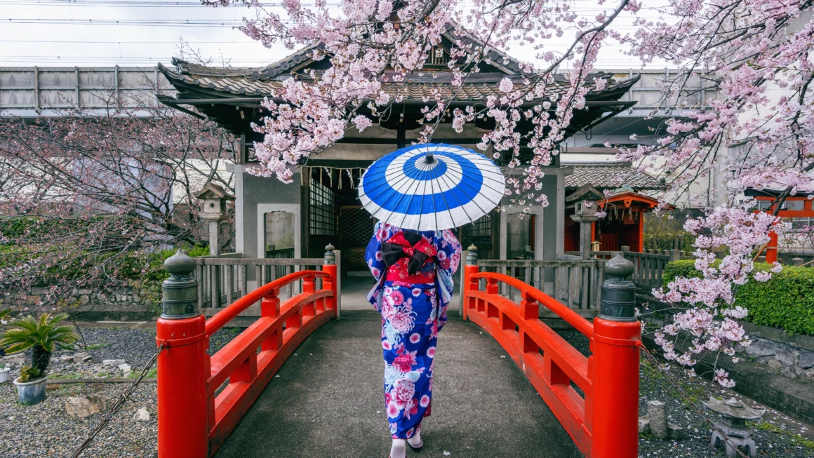 mujer vestida de japonesa en japon