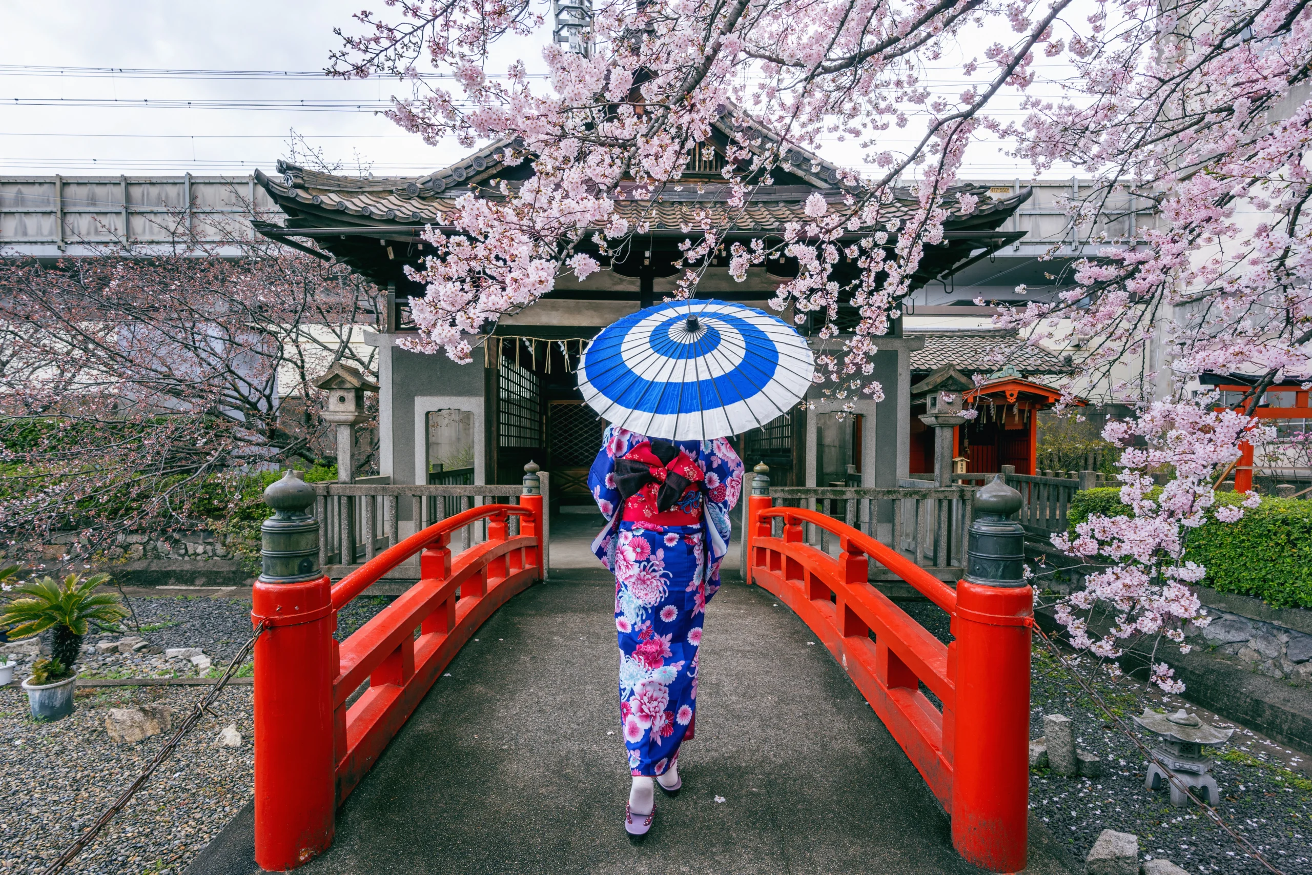 mujer vestida de japonesa en japon