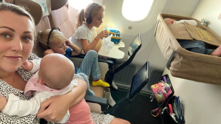 How to fly with children without wanting to throw them overboard